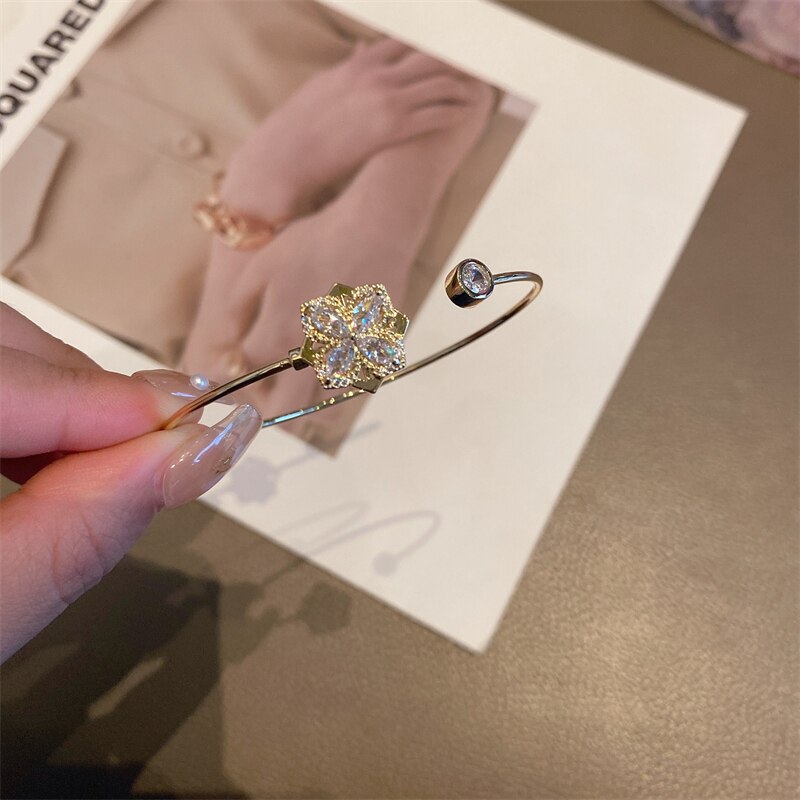 Rotating Clover Bracelet